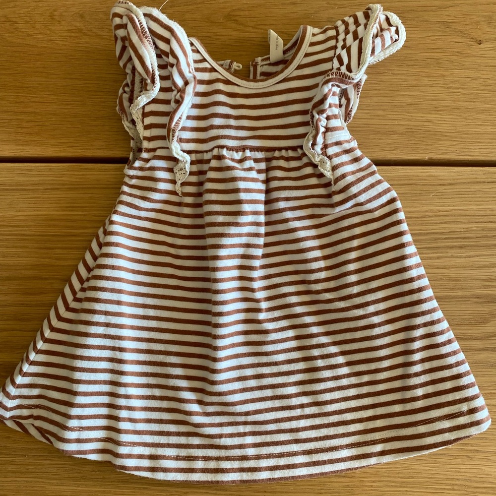 Quincy Mae Flutter Dress in Neutral Stripe 3-6 Month VGUC
